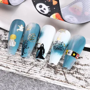 Détail de faux ongles cercueil d'Halloween avec motifs fantômes et toile d'araignée
