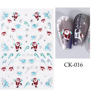 Dettagli adesivi per unghie natalizi CK-016 con Babbo Natale su manicure viola