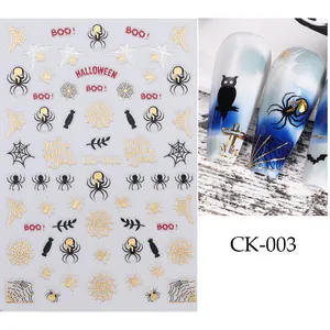 Détails d'autocollants Halloween pour ongles avec araignées dorées et crânes sur ongles bleus