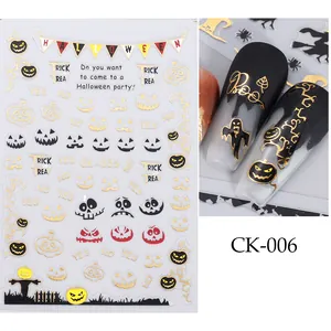 Détail de stickers pour ongles d'Halloween avec motifs dorés de citrouilles et fantômes