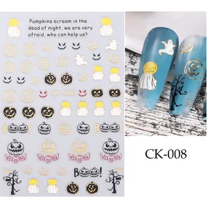 Détails des stickers ongles Halloween avec citrouilles dorées et fantômes sur ongles bleus