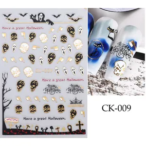 Détails de stickers nail art Halloween avec crânes dorés, fantômes et effet marbré bleu