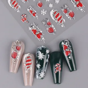 Detalle de pegatinas 5D de Navidad para uñas con copos de nieve y patrones festivos relieve