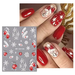 Detalle macro de pegatinas de uñas 5D navideñas con copos de nieve y diseños festivos