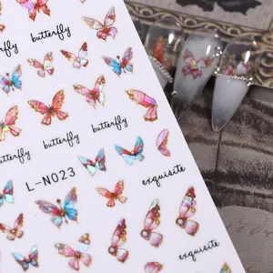 Vue macro des stickers pour ongles papillon laser holographique L-N023 avec détails dégradés