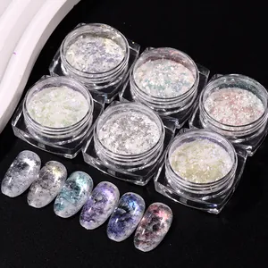 Set mit 6 Aurora-Nagelglitzerflocken in Gläsern mit irisierender Reflexion auf Tips