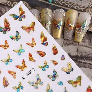Détail macro d'autocollants papillon laser pour ongles modèle L-N022 effet aurore