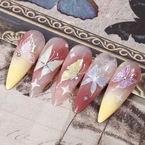 Vue détaillée d'autocollants papillon pour ongles avec dégradés colorés et strass