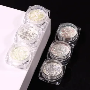Makroansicht von sechs Tiegeln mit irisierendem Aurora-Nagelglitzer und schimmernden Pailletten