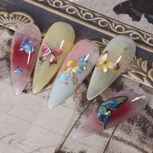 Détails macro d'autocollants pour ongles papillon aurore avec laser et strass