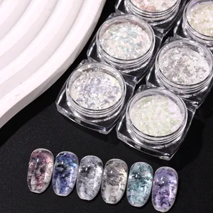 Detailansicht von 6 Dosen irisierendem Aurora-Nagelglitzer auf schwarzem Grund