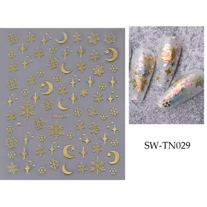 Détail de stickers d'ongles dorés étoiles et lune appliqués sur ongles à paillettes