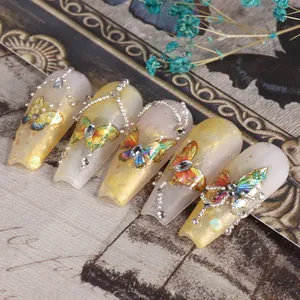 Macro de faux ongles dégradés jaunes avec papillons 3D colorés et bijoux brillants
