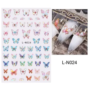 Détail des stickers ongles papillon laser aurora appliqués sur manucure dégradée