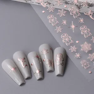 Roségoldene Weihnachts-Nagelsticker mit 3D-Lebkuchenmann und Schneeflocken auf Nägeln