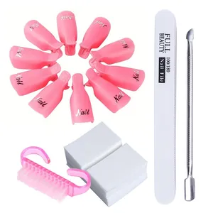 Kit de uñas con clips rosa, lima, empujador de acero, cepillo y algodón en fondo blanco