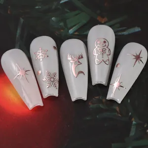 Details von roségoldenen Weihnachts-Nagelstickern mit Schneeflocken und Rentieren