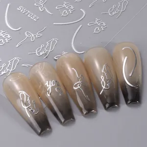Detail von silbernen 3D-Nagelstickern mit abstrakten Gesichtern auf Ombre-Nägeln
