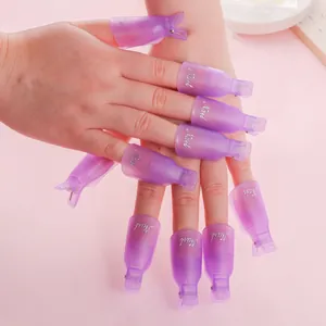 Primer plano de clips morados translúcidos para uñas para quitar el esmalte de uñas