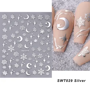 Makroaufnahme von silbernen 3D-Weihnachts-Nagelaufklebern mit Schneeflockenmotiven