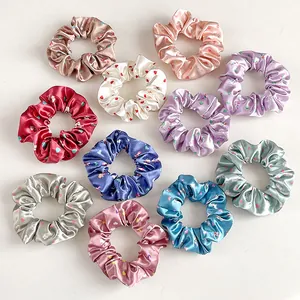 Set di 10 elastici per capelli in raso con motivi a cuore in vari colori vivaci