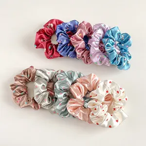 Set di 10 elastici per capelli in raso colorato con motivi di cuori e coniglietti