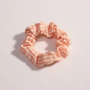 Elastico per capelli in tessuto a quadretti rosa e bianchi con morbida trama arricciata
