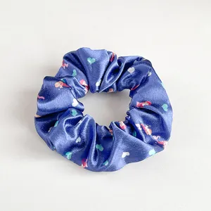 Vista dettagliata dell'elastico in raso blu reale con trama a motivi di cuori