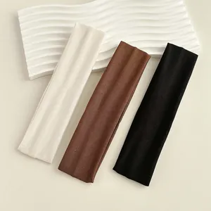 Set di tre fasce elastiche in tessuto a coste nei colori beige, marrone e nero per yoga