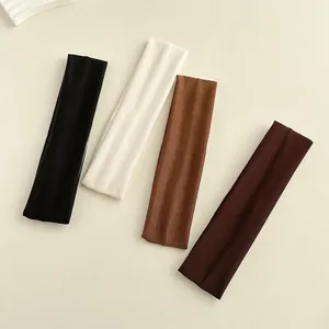 Dettaglio del set di quattro fasce elastiche con trama a maglia in colori neutri assortiti
