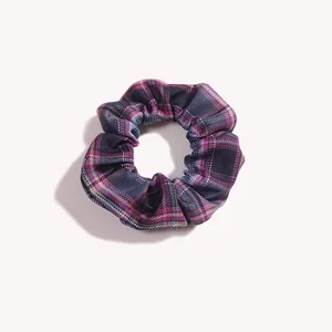 Dettaglio ravvicinato di un elastico JK con motivo scozzese viola e rosa