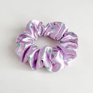 Dettaglio di un elastico in raso lavanda con motivi di unicorno e cuore