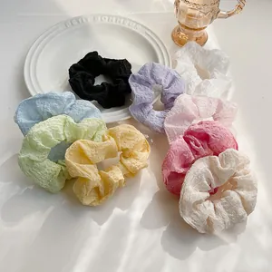 Dettaglio di elastici per capelli colorati in morbido tessuto plissettato e soffice