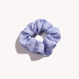 Dettaglio dell'elastico per capelli a quadretti azzurri e bianchi con pieghe