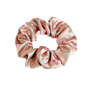 Elegante scrunchie in raso champagne con cuori colorati e finitura liscia e lucente