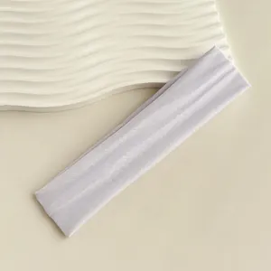 Primo piano della fascia sportiva elastica viola chiaro con trama a maglia e design moderno