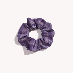 Dettaglio del tessuto scrunchie a quadretti viola e dell'elastico interno flessibile