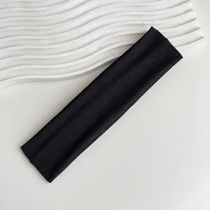 Dettaglio della fascia elastica nera sportiva che mostra la trama del tessuto a maglia