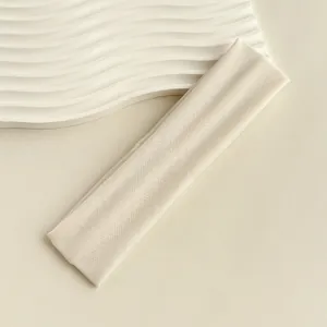 Dettaglio fascia sportiva color crema con trama in maglia a costine su base decorativa