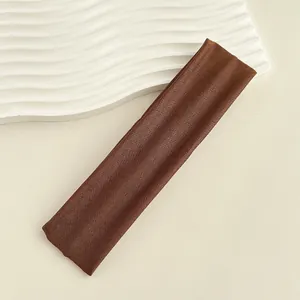 Dettaglio fascia elastica marrone per yoga che mostra la trama del tessuto a maglia