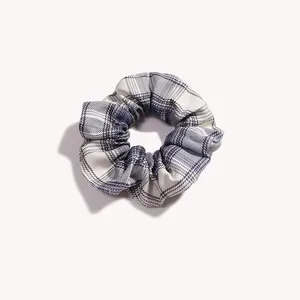 Dettaglio dell'elastico per capelli a scacchi blu e bianchi con morbide increspature