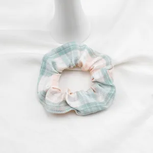 Dettaglio dell'elastico a scacchi verde menta e rosa con tessuto morbido e design elastico