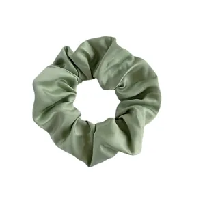 Satin Haargummi in Salbeigrün mit elastischem Falten-Design für minimalistische Frisuren