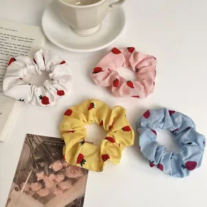 Set di 4 elastici per capelli in chiffon con stampa fragola in bianco rosa giallo blu