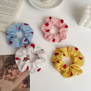 Set di quattro elastici per capelli in chiffon con stampa fragole in vari colori