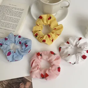 Set di 4 scrunchies vintage con stampa a fragola in chiffon giallo, blu, rosa e bianco