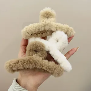 Drei Plüsch-Haarklammern in Kaffee- Beige- und Weißtönen für das Styling im Winter