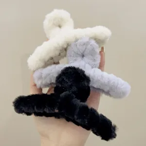 Drei Plüsch-Haarklammern in Creme, Grau und Schwarz mit weicher Kunstfell-Textur