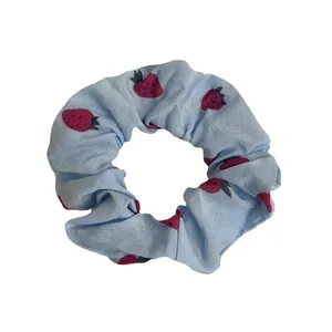 Elastico per capelli in chiffon azzurro con stampa di fragole su sfondo bianco