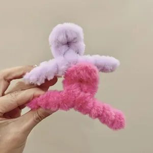 Nahaufnahme weicher Plüsch-Haarklammern in Lila und Rosa mit flauschiger Textur